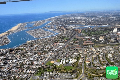 Ảnh chụp thành phố Newport Beach từ trên cao trong một buổi sáng mùa xuân